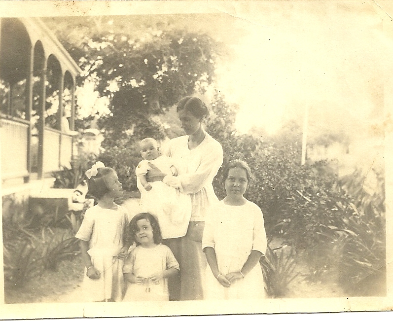 L-R: Edith "Doreen' Gittens, unknown, Isobel ' Jeanne' Gittens (baby) Edith Gretton Gittens, Margaret 'Aunt Sis' Gittens